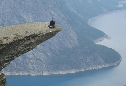 "Trolltunga" أجمل موقع طبيعي لعام 2012